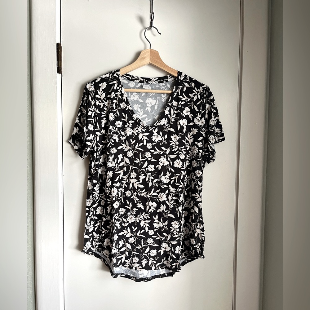 Old navy Luxe floral printed V-neck. Size L